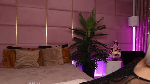 Snapshot of eleineblue chatting on 12, 12, 2024 Eleine online show from 12, 12, 2024