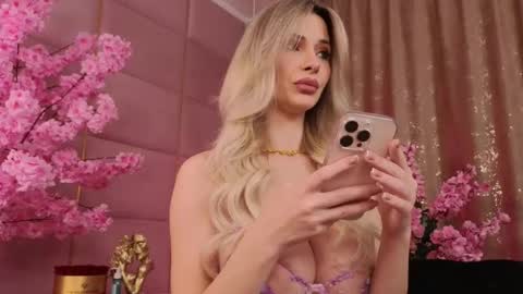 Snapshot of eleineblue chatting on 25, 11, 2025 Eleine online show from 25, 11, 2025