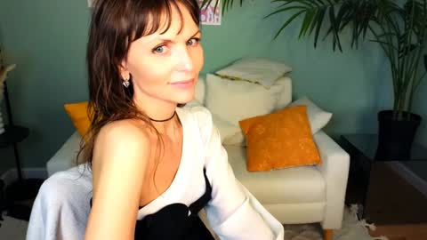 Elizabethangel online show from 20, 1, 2025