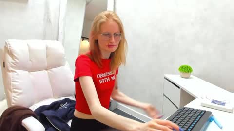 Snapshot of elizabeth_harpper chatting on 5, 3, 2025 Elizabeth online show from 5, 3, 2025