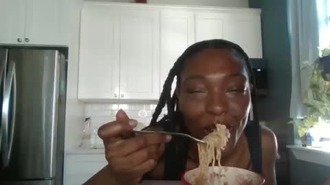 Snapshot of ella5eju chatting on 8, 9, 2025 GFE online show from 8, 9, 2025