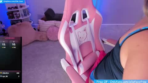 Snapshot of ella_foxx chatting on 5, 3, 2025 ella_foxx online show from 5, 3, 2025