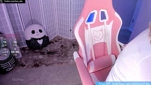 Snapshot of ella_foxx chatting on 23, 10, 2025 ella_foxx online show from 23, 10, 2025