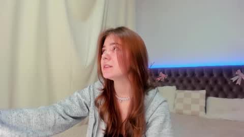 Ella Mayers online show from 1, 3, 2025