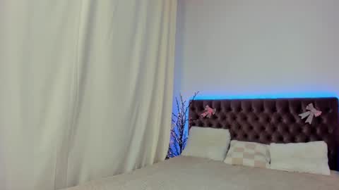 Ella Mayers online show from 6, 3, 2025