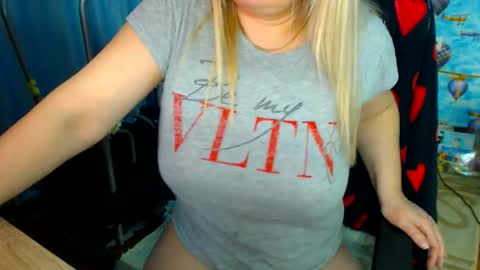 Snapshot of ellabella36dd chatting on 17, 12, 2025 IsaBella online show from 17, 12, 2025