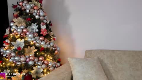 Snapshot of ellegisellee chatting on 8, 12, 2024 Yiss online show from 8, 12, 2024