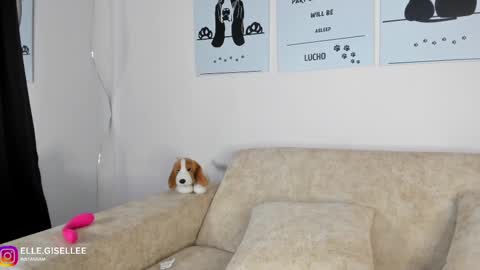 Snapshot of ellegisellee chatting on 1, 3, 2025 Yiss online show from 1, 3, 2025