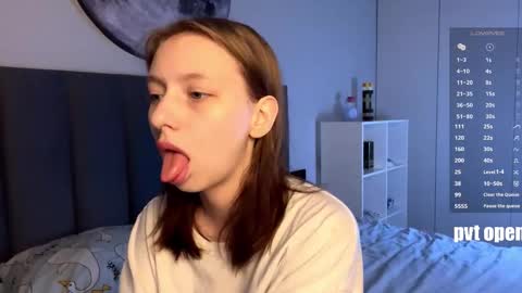 Snapshot of ellie_hollow chatting on 7, 11, 2025 Ellie online show from 7, 11, 2025