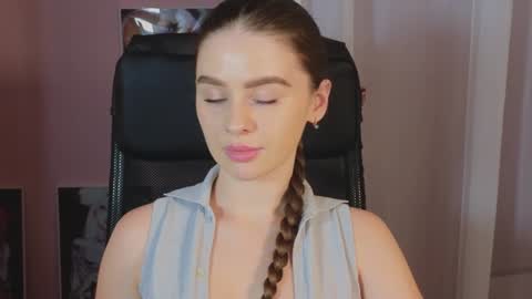 Snapshot of elliephant_ chatting on 24, 12, 2024 just Emily online show from 24, 12, 2024