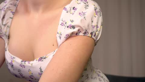 Snapshot of elliephant_ chatting on 5, 1, 2025 just Emily online show from 5, 1, 2025