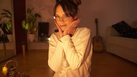 Snapshot of elly_fry chatting on 1, 10, 2025 Art Place online show from 1, 10, 2025