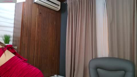 Snapshot of ellyross_ chatting on 8, 3, 2025 EllyRoss online show from 8, 3, 2025