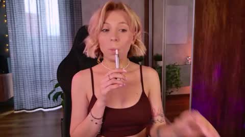 Snapshot of ellysunloverr chatting on 2, 11, 2025 Elly online show from 2, 11, 2025