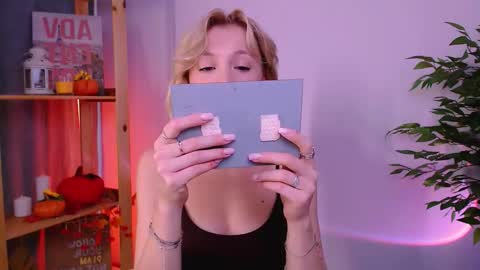 Snapshot of ellysunloverr chatting on 3, 11, 2025 Elly online show from 3, 11, 2025