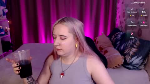 Snapshot of elovinora chatting on 17, 12, 2024 Ela give me a thumbs up if you like it  and this is important for the development of the account online show from 17, 12, 2024