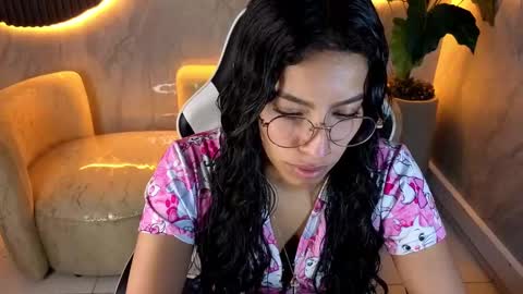 Evelyn  online show from 3, 10, 2025