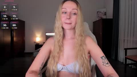 Snapshot of em_emilie chatting on 4, 10, 2025 Emilie online show from 4, 10, 2025