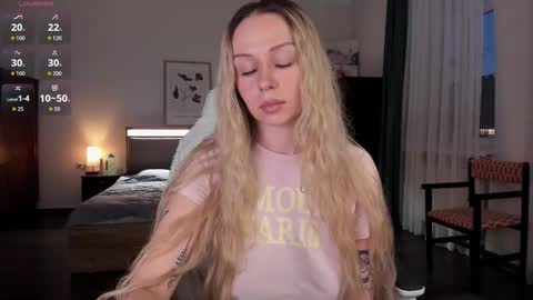 Snapshot of em_emilie chatting on 19, 10, 2025 Emilie online show from 19, 10, 2025