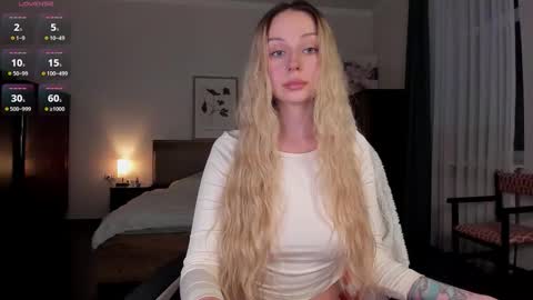 Snapshot of em_emilie chatting on 6, 11, 2025 Emilie online show from 6, 11, 2025