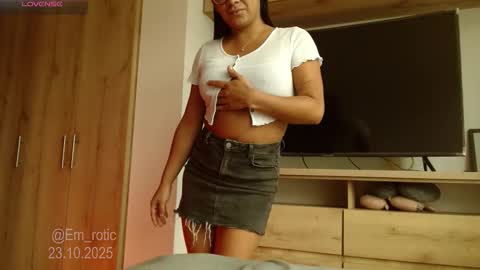 Snapshot of em_rotic chatting on 23, 10, 2025 Emilia online show from 23, 10, 2025