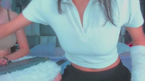 ema y cami online show from 11, 11, 2025