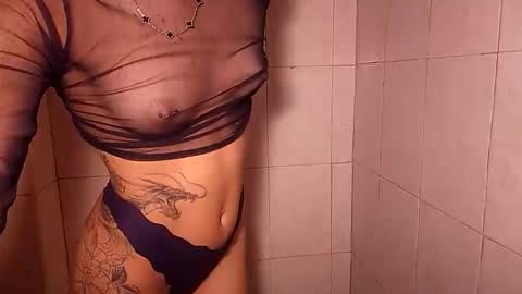 Snapshot of emalu_jones chatting on 5, 4, 2026 Ema Luna online show from 5, 4, 2026