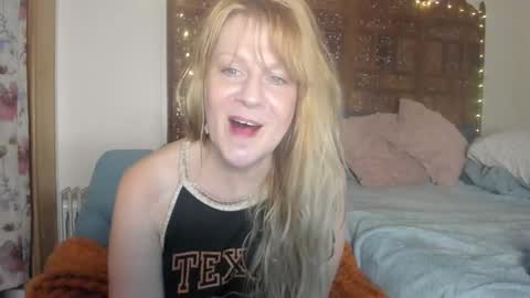 Snapshot of emberpheonixxx chatting on 19, 10, 2025 Ember Pheonixxx online show from 19, 10, 2025