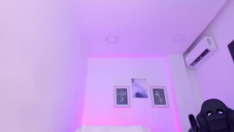 emelie_89 online show from 5, 3, 2025