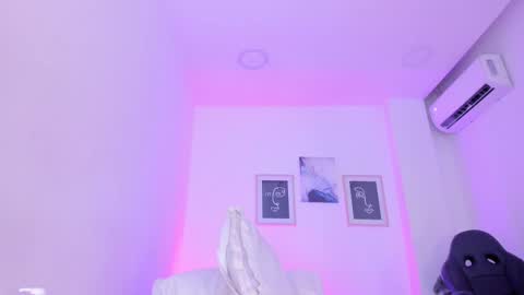 emelie_89 online show from 8, 3, 2025