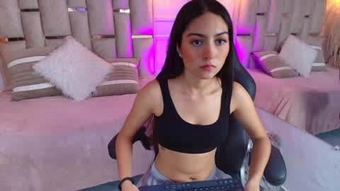 Snapshot of emelie_ch_ chatting on 10, 1, 2025 Emily  online show from 10, 1, 2025