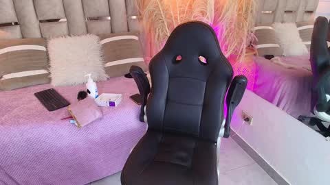 Snapshot of emelie_ch_ chatting on 11, 1, 2025 Emily  online show from 11, 1, 2025