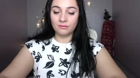 Snapshot of emelyblum chatting on 5, 1, 2025 Emely online show from 5, 1, 2025