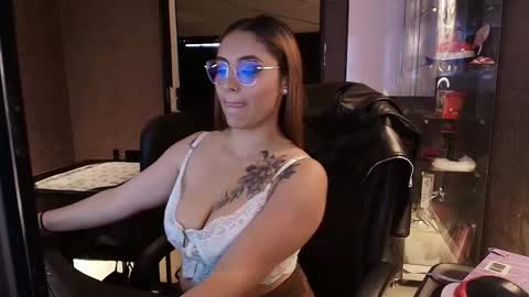 Snapshot of emiily_w1 chatting on 13, 10, 2025 Emily online show from 13, 10, 2025