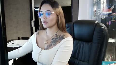 Snapshot of emiily_w1 chatting on 7, 11, 2025 Emily online show from 7, 11, 2025