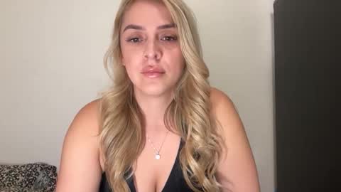 Snapshot of emilelovesyou chatting on 11, 11, 2025 emilelovesyou online show from 11, 11, 2025