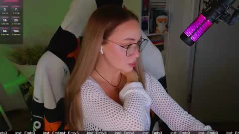 Snapshot of emili1_bc chatting on 23, 11, 2025 Emili online show from 23, 11, 2025