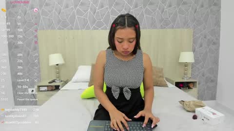 Snapshot of emili_lenus chatting on 5, 1, 2025 Emili Lenus online show from 5, 1, 2025