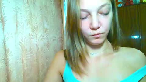 Snapshot of emilly_xkiss chatting on 13, 11, 2025 Emilly online show from 13, 11, 2025