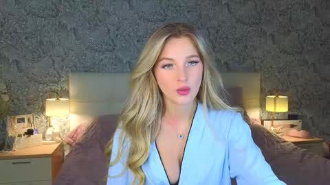 Snapshot of emilydancee chatting on 12, 11, 2025 emilydancee online show from 12, 11, 2025