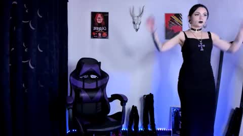 Snapshot of emilyrymer chatting on 18, 10, 2025 Emily Support me to have 100 likes plx online show from 18, 10, 2025