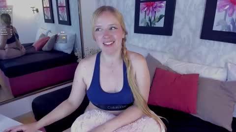 Snapshot of emilysumer chatting on 17, 11, 2025 Summer 3 online show from 17, 11, 2025