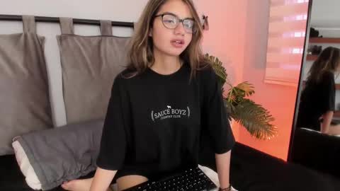 Emma Bloom online show from 3, 2, 2025