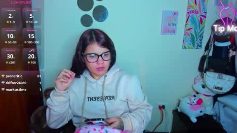 Snapshot of emma_boo_ chatting on 2, 12, 2025 emma_boo_ online show from 2, 12, 2025