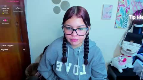 Snapshot of emma_boo_ chatting on 4, 12, 2025 emma_boo_ online show from 4, 12, 2025