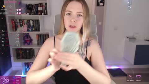 Snapshot of emma_bryan chatting on 12, 11, 2025 Emma online show from 12, 11, 2025