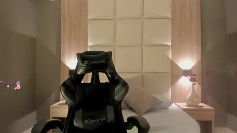 Snapshot of emma_fhox chatting on 2, 11, 2025 E M M A online show from 2, 11, 2025