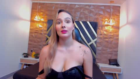 Snapshot of emmaa_white_ chatting on 24, 10, 2025 EMMA online show from 24, 10, 2025