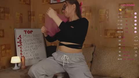 Snapshot of emmatiny chatting on 21, 2, 2025 Mia online show from 21, 2, 2025