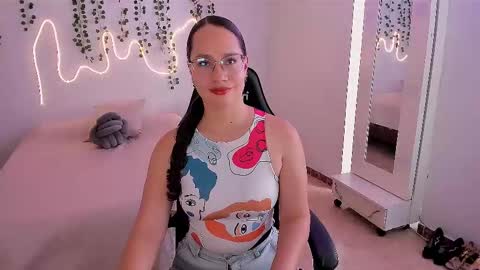 Emma Torres online show from 6, 10, 2025
